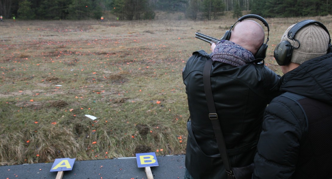 Two shooters handling rifles and discussing the AR-15 vs MP5 difference.