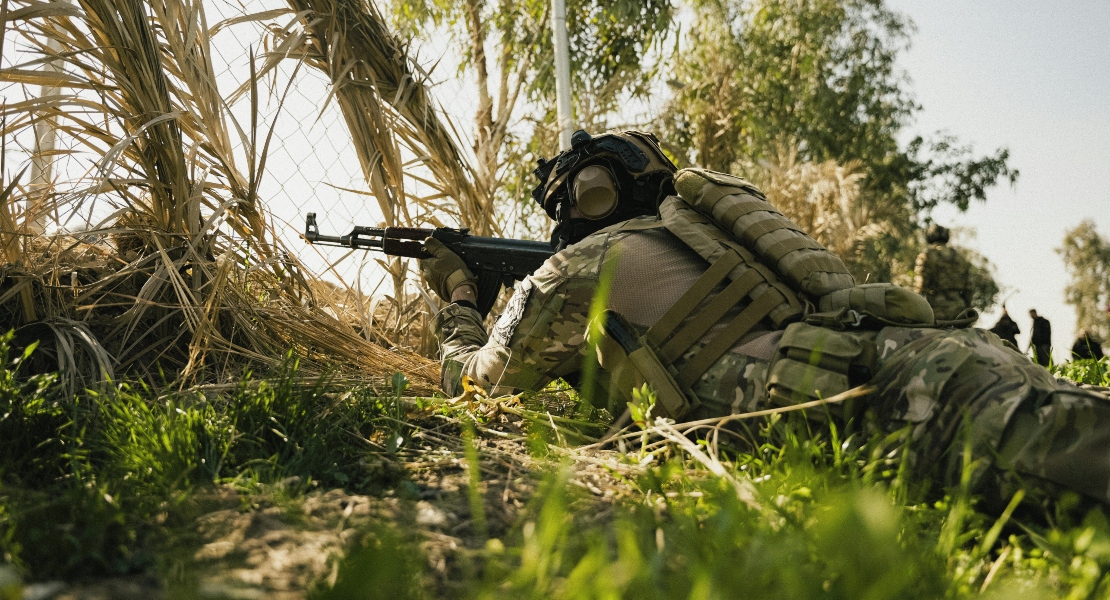 Military operator using an MP5 submachine gun during training.