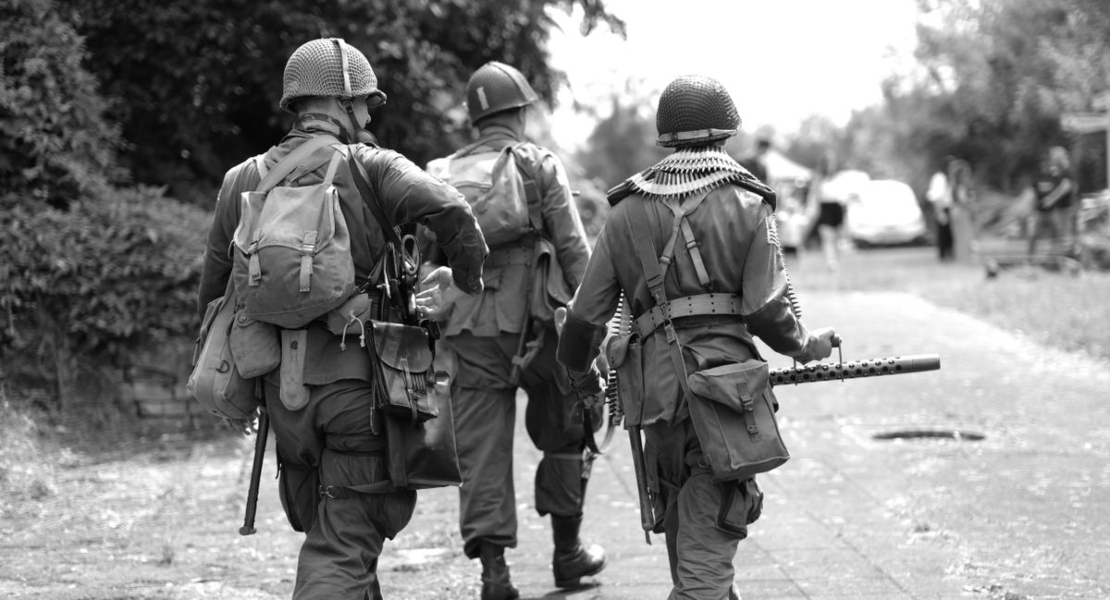 A World War II photo showing roller delayed blowback history.