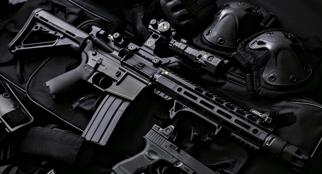 An AR15 with an attached lower receiver.